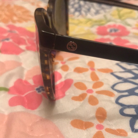 Gucci Oversized Sunglasses - Picture 4 of 6